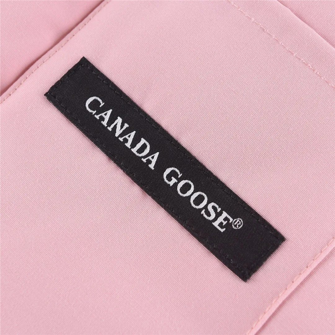 P320 Canada Goose Canada Goose #Freestyle Crew 4154M men's and women's vest down# ➖ Genuine synchronous anti-counterfeiting chip sensor! ➖ Imported Behringer embroidery machine to customize 10,000-needle embroidery logo! ➖ Imported 21-count polyester-cotton blended original fabric, using Feather-Light 10D waterproof coating fabric, made of 84.5% polyester fiber and 15.5% cotton, 100% the best feel in the entire network! ➖ The genuine official website uses the national standard 80 white duck down, and will never be misled by false claims such as 90 down or goose down! ➖ 100% nylon nylon lining with double double-layer sealing design to prevent velvet from running away. Top-grade polar fleece is used in the collar and pockets to keep warm and comfortable! ➖ Yoshida YKK provides original custom-made electroplated sliders. YKK two-way lockable zippers are tight and smooth and will not peel off paint! ➖ 3M composite original Velcro is durable, and all accessories and hardware are disassembled and customized!  SIZE: XS S M L XL XXL [Attached: Size chart]